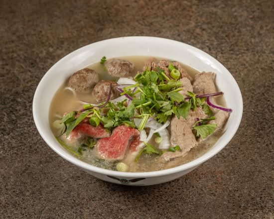 13. Famous Vietnamese Beef Noodle Soup / 越南牛肉湯粉